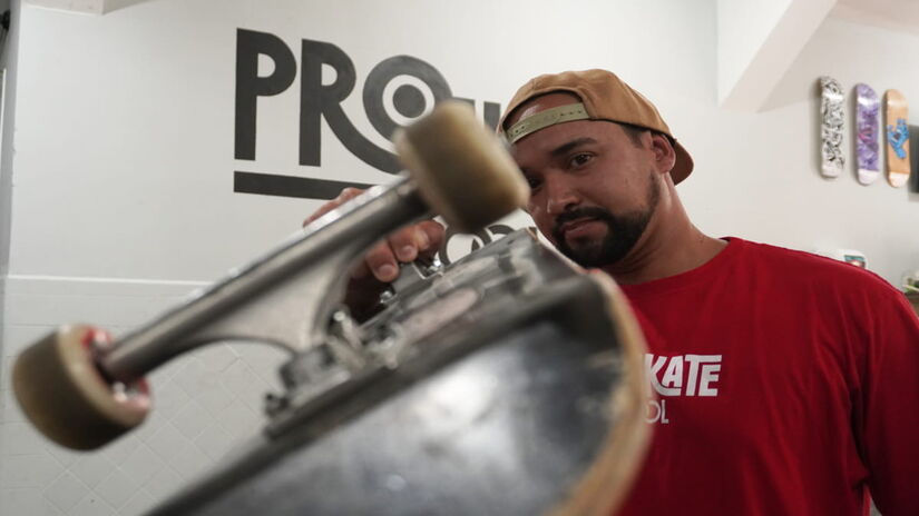 Hoje Bruninho ainda carrega o legado do amigo Chorão em projetos sociais e na escola de skate onde trabalha e ensina pessoas que querem se aventurar no skate (Renan Lousada/DL)