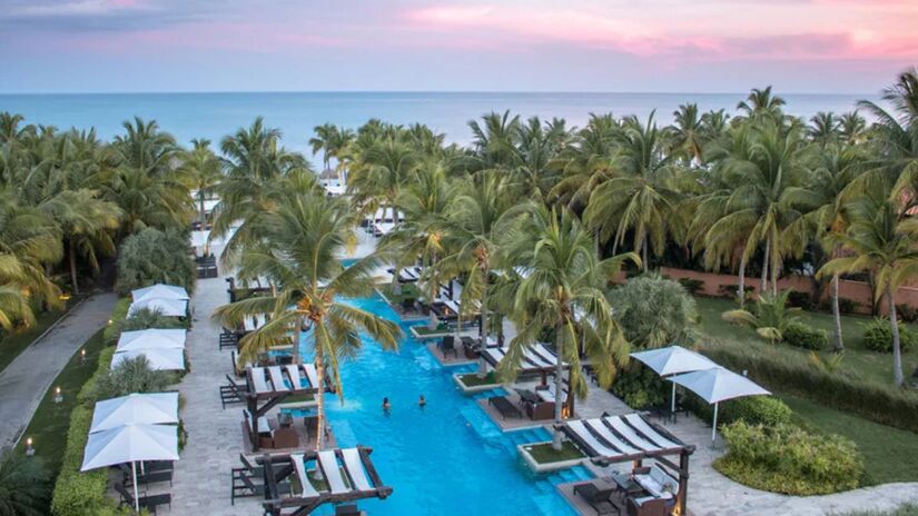 O Buenaventura Golf & Beach Resort está localizado em uma extensão de praia intocada, emoldurada pela graciosa arquitetura colonial espanhola, com piscinas trabalhadas com paisagismo - Divulgação 