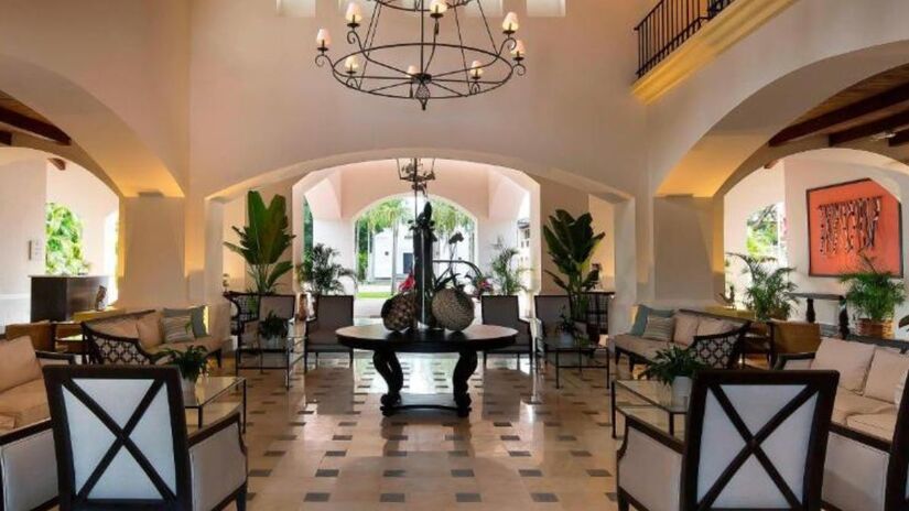 Tirando o máximo proveito do ambiente marítimo, os quartos deste hotel, suítes e villas são a essência da elegância e luxo do litoral - divulgação 