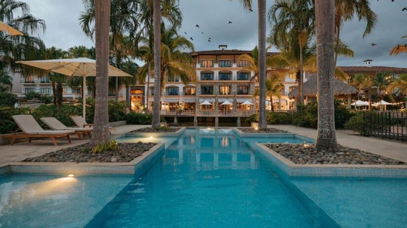 O hotel permite desfrutar do lounge junto à piscina, uma manhã no spa ou atividades como vela, surf, caminhadas, passeios a cavalo e muito mais - divulgação