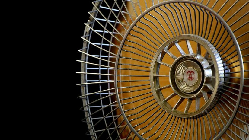 3. Ventilador com gelo e sal grosso
Pode parecer estranho, mas funciona: coloque uma tigela com gelo e sal grosso em frente ao ventilador. À medida que o ar passa pelo recipiente, ele se resfria e ajuda a circular uma brisa mais fria pela casa  uma solução caseira e eficaz para o calor intenso / Pexels