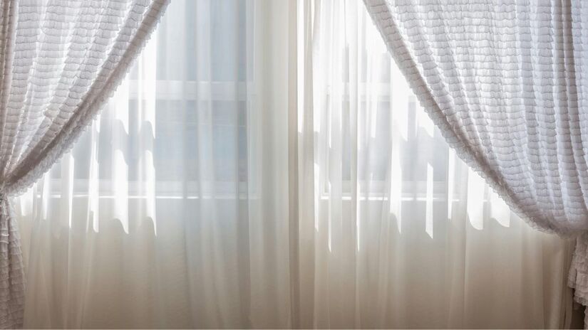 5. Borrife água nas cortinas
Um truque antigo, mas muito útil: umedeça levemente as cortinas com um borrifador de plantas. Quando o vento quente passar por elas, a evaporação da água ajuda a baixar a temperatura interna/ Pexels