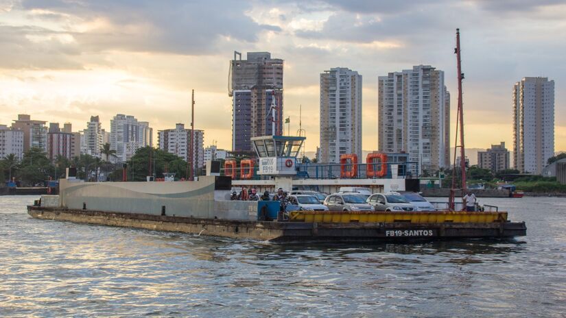 Diariamente, centenas de veículos e pedestres cruzam o canal pela balsa, conectando duas cidades / Mike Peel/Wikimedia Commons