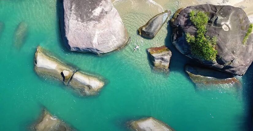 Além do banho agradável, a paisagem ao redor completa o encanto: a faixa de areia é cercada por uma vegetação densa e vibrante - Rio Para Pobres