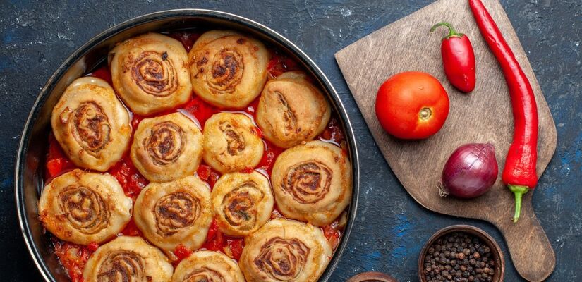 Rondelli: a massa recheada e gratinada é invenção brasileira. Na Itália, existe o rotolo di pasta, semelhante, mas com preparo distinto / Freepik