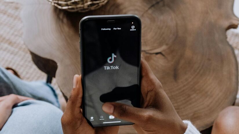  Uso excessivo de celular, computadores ou tablets/ Pexels