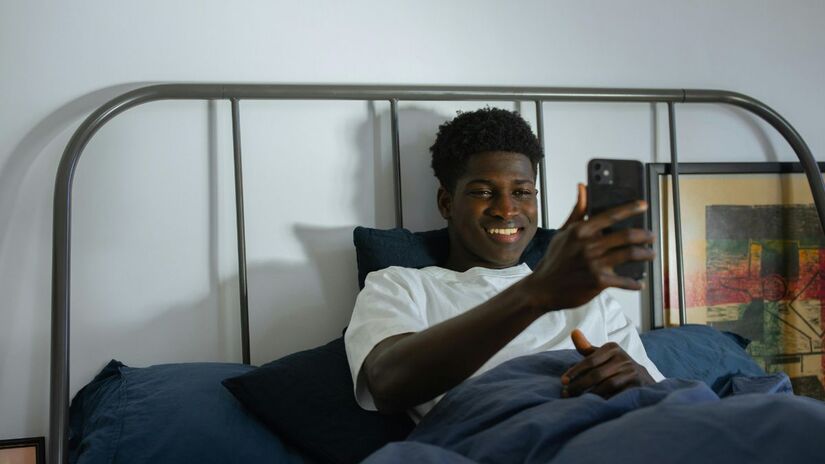 Não se desligar evita que o celular realize sincronizações automáticas, backups ou downloads de atualizações/Pexels