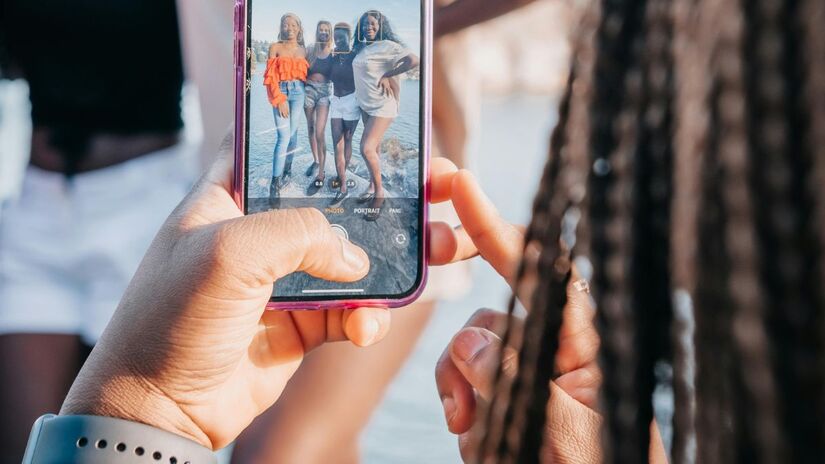 O celular entra em um modo de repouso profundo, evitando buscas constantes por redes/Pexels