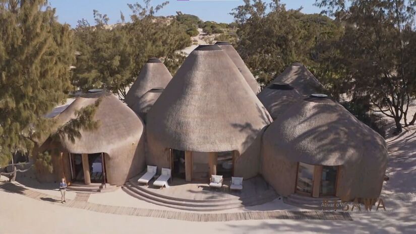 Arquitetura inspirada nas formas orgânicas das dunas marca as villas privativas do Kisawa Sanctuary, na Ilha de Benguerra, em Moçambique/ Reprodução Youtube/Kisawa Sanctuary