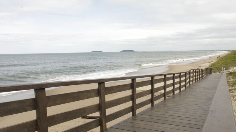 A Praia do Ervino se destaca pela extensa faixa de areia e pelo ambiente mais tranquilo, ideal para caminhadas e para quem busca natureza preservada/ Mathuzza/Wikimedia Commons