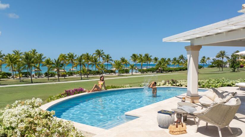 Piscinas privativas e vista para palmeiras que levam ao mar azul-turquesa definem o clima do exclusivo Jumby Bay Island/ Oetker Hotels/Jumby Bay Island