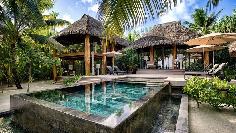 Villas cercadas por jardins, areia branca e piscinas de vidro elevam o luxo sustentável do icônico The Brando/ The Brando