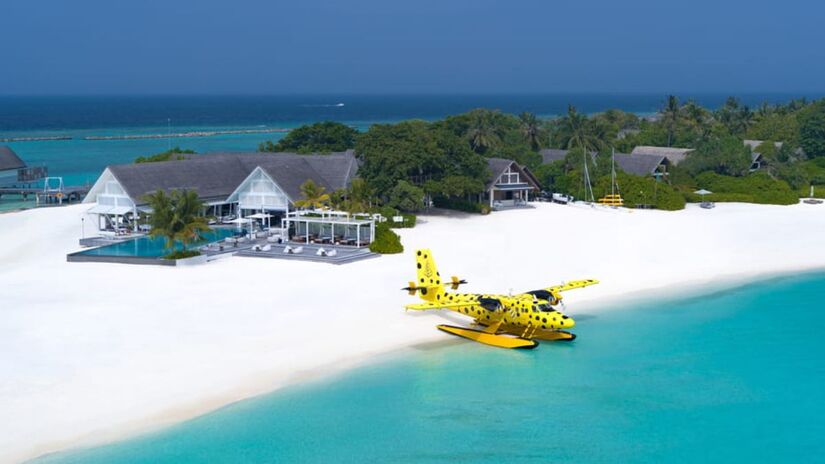 Com praias quase irreais e mar azul-claro, o resort oferece experiências únicas como yoga aérea e submarino privativo/ Four Seasons Resort Maldives at Landaa Giraavaru