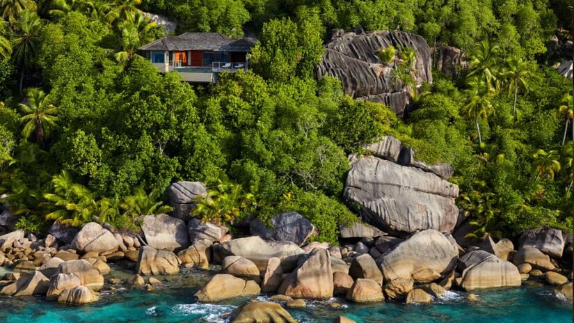 Villas escondidas entre rochedos monumentais e mata tropical definem o caráter selvagem e luxuoso do Six Senses Zil Pasyon/ Six Senses