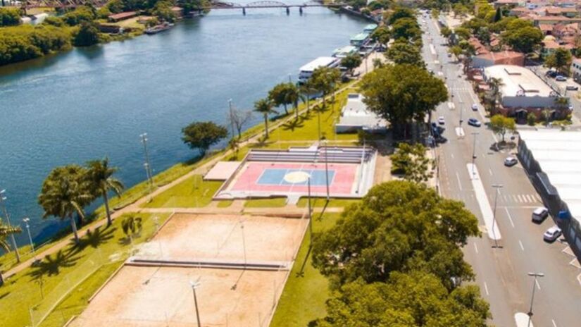 Em Barra Bonita, o rio apresenta água mais limpa, margens cuidadas e ambiente propício ao turismo