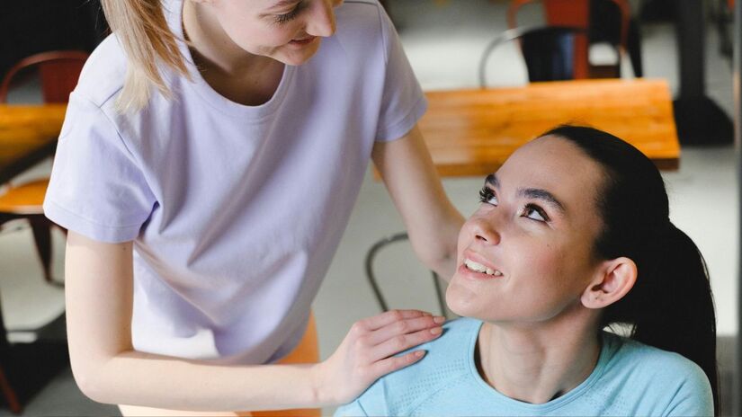 1) "Estou apenas sendo honesto"
Mesmo sem intenção maldosa, essa frase costuma soar como frieza. A honestidade sem empatia rapidamente vira crueldade velada. A mensagem implícita é "Vou falar o que penso e você não pode reclamar". Mesmo um comentário válido perde efeito se for dito com frieza.

Entender isso ajuda a evitar situações desagradáveis em encontros sociais e reuniões de trabalho/ Pexels
