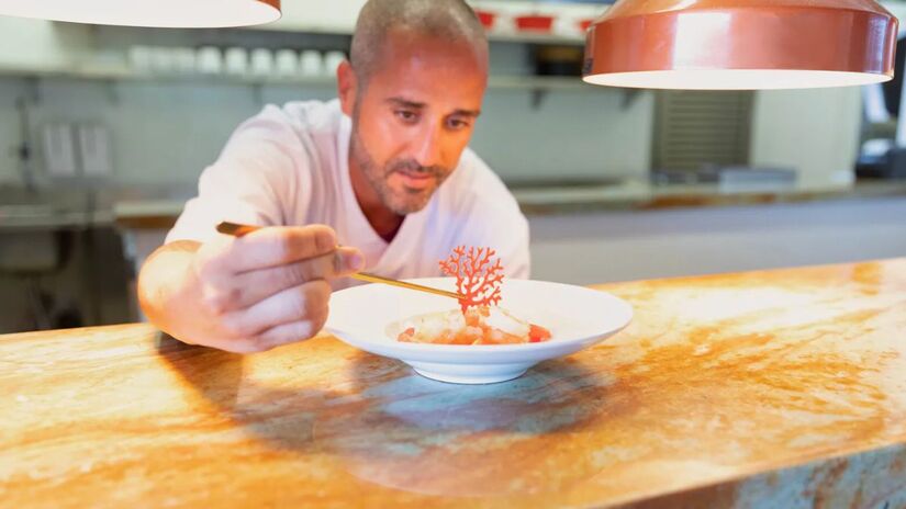 O chef Rodrigo Sammartino cria pratos sofisticados que valorizam ingredientes frescos e técnicas artesanais/ Divulgação