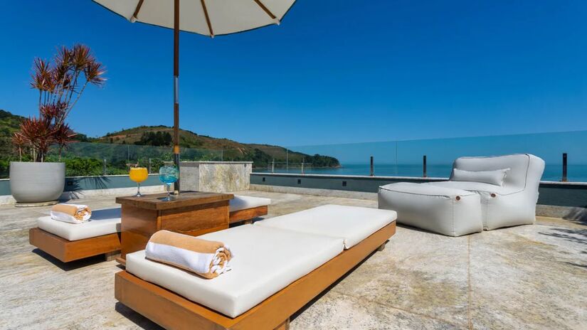 O rooftop do hotel combina conforto, privacidade e uma vista privilegiada do mar e da Mata Atlântica/ Divulgação