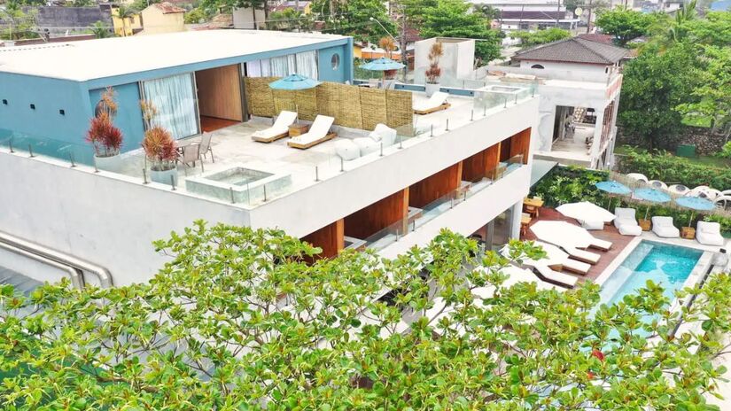 O design contemporâneo e os ambientes amplos reforçam o conceito de hospedagem de alto padrão/ Divulgação