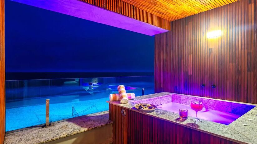 A jacuzzi iluminada das suítes com vista para o mar cria um clima perfeito para momentos de relaxamento e privacidade/ Divulgação