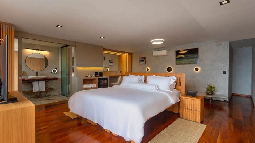 Ambientes amplos, iluminação aconchegante e acabamentos naturais destacam o estilo sofisticado das suítes do Duke Beach/ Divulgação