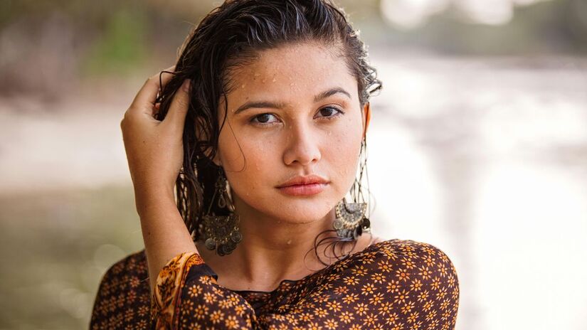 3. Cuidado com o cloro da piscina
O cloro é um dos principais vilões dos fios no verão. Antes de mergulhar, molhe o cabelo com água limpa ou aplique um leave-in protetor para reduzir a absorção de substâncias químicas./Pexels