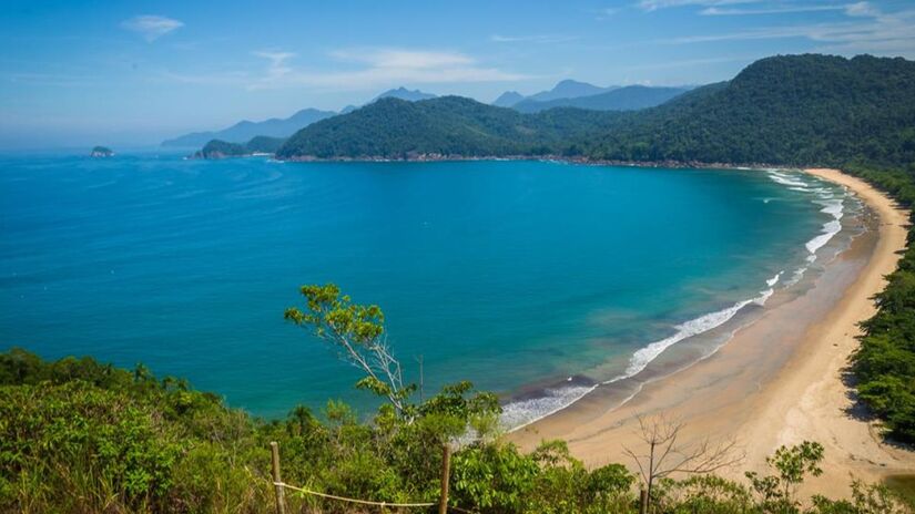 Gastronomia em alta: à noite, o Centro Histórico ganha vida com restaurantes caiçaras, música ao vivo e bares charmosos  um passeio por si só/ Divulgação