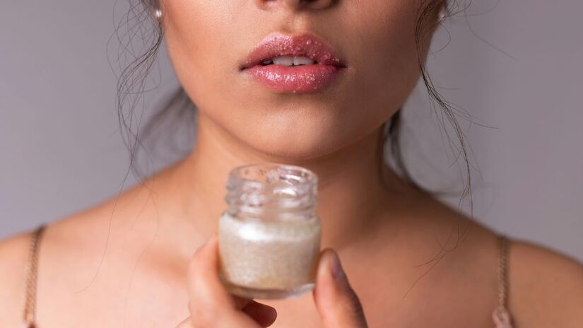 A esfoliação labial é o primeiro passo para preparar os lábios, removendo células mortas e garantindo uma aplicação suave do batom/ lo lindo/Unsplash 
