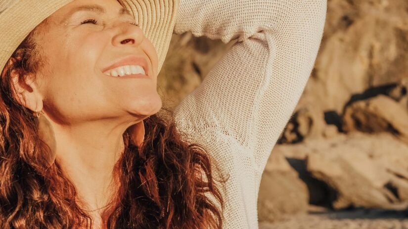 Aposte no chapéu e nos óculos de sol: acessórios que ajudam a bloquear parte da radiação e protegem áreas sensíveis da pele/Freepik
