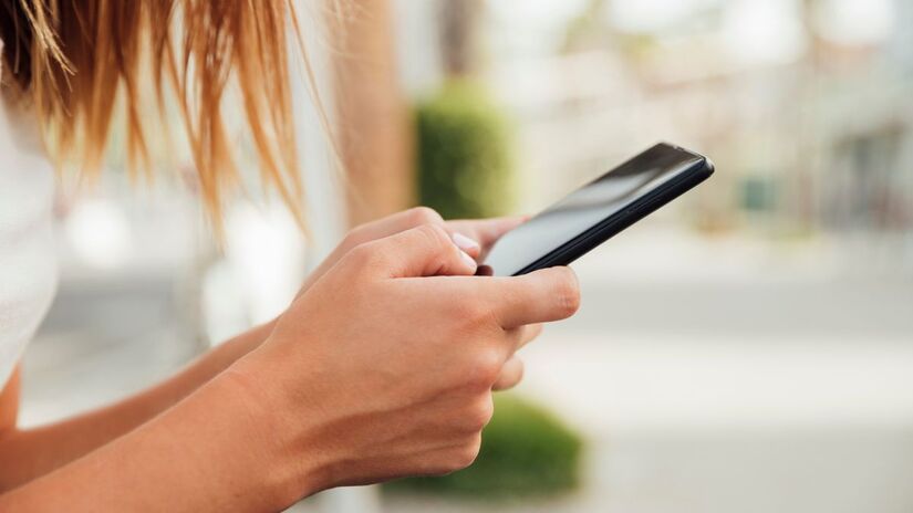 9) Anexe o comprovante de residência e a foto de rosto com o documento ao lado/ Pexels