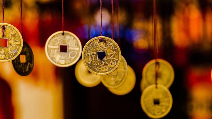 Um dos amuletos tradicionais do feng shui, que representa a união entre céu e terra e ajuda a ativar a energia da prosperidade quando pendurados em fitas vermelhas/ Abhishek Meht/Pexels