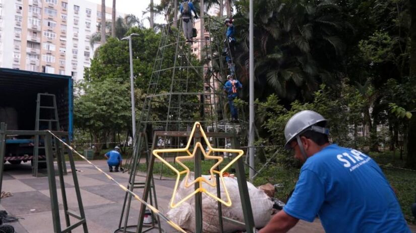 Equipes iniciam a montagem da árvore natalina na Praça Caio Ribeiro de Moraes e Silva, no bairro Aparecida, que será um dos destaques da decoração deste ano/ Francisco Arrais/Prefeitura de Santos