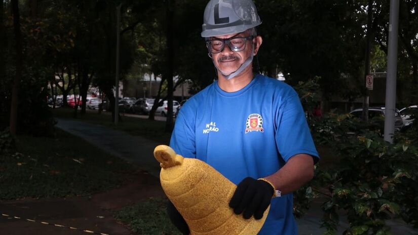 Servidores preparam os ornamentos que irão compor a decoração natalina espalhada pelas cinco regiões da cidade/ Francisco Arrais/Prefeitura de Santos