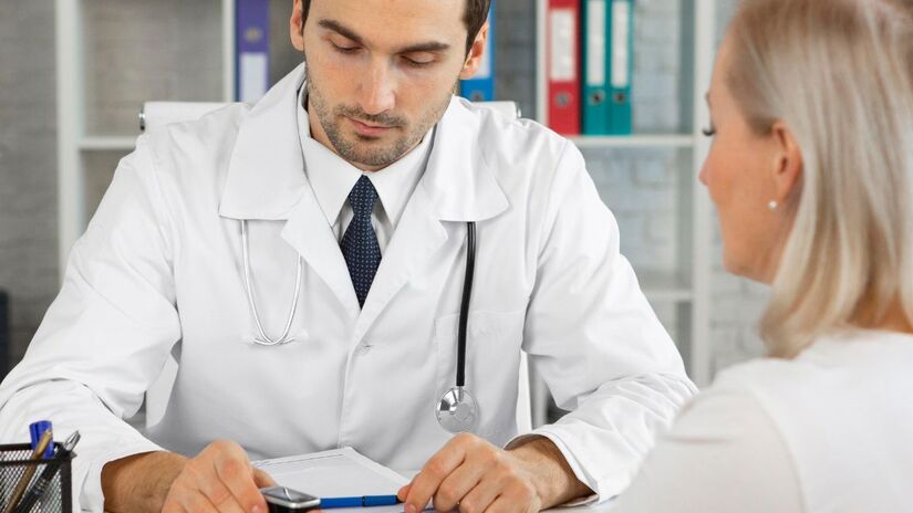 A avaliação detalhada de um jovem gastroenterologista no Hospital Sant'Andrea foi decisiva para identificar a esofagite eosinofílica/ Freepik