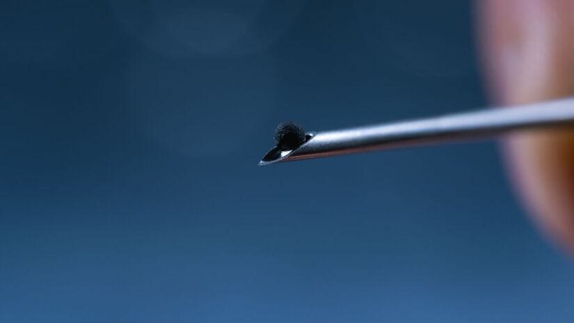 O microrrobô, do tamanho de um grão de areia, é pequeno o suficiente para ser inserido no corpo por meio de uma agulha cirúrgica/ Luca Donati/ETH Zürich