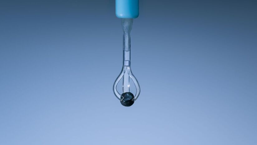 Dispositivo médico segura a cápsula microscópica que será guiada magneticamente até o local da doença/ Luca Donati/ETH Zürich