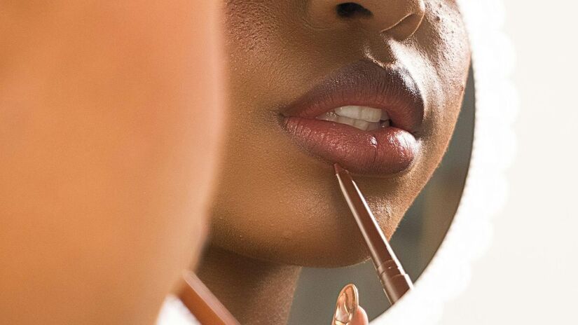 Traçar o contorno seguindo a linha natural dos lábios garante simetria e evita exageros/ pedro furtado/pexels