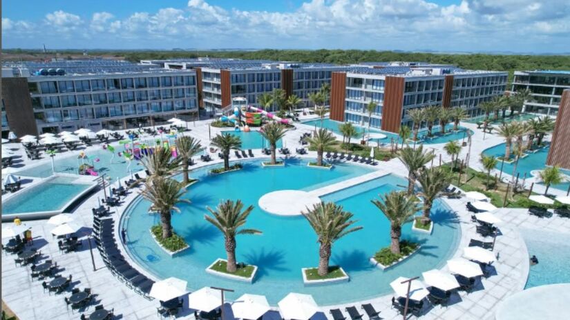 Área de lazer do Porto 2 Life, com foco em piscinas e diversão para famílias/ Reprodução Instagram/@porto2liferesort