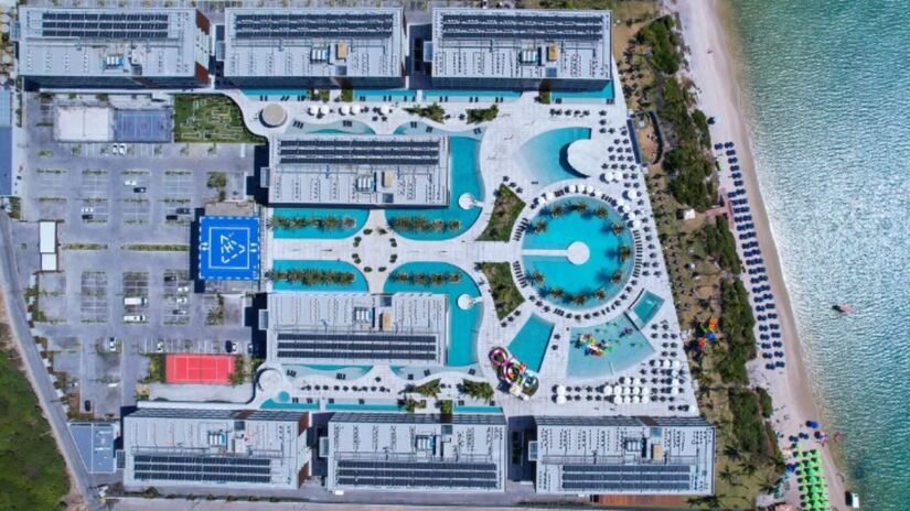 Visão geral do Porto 2 Life, empreendimento de quase mil quartos e 15 piscinas/ Reprodução Instagram/@porto2liferesort