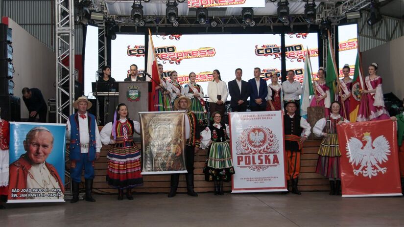 Abertura oficial do evento reúne autoridades, grupos folclóricos e símbolos da comunidade polonesa/ Reprodução Facebook/Prefeitura Municipal de Áurea