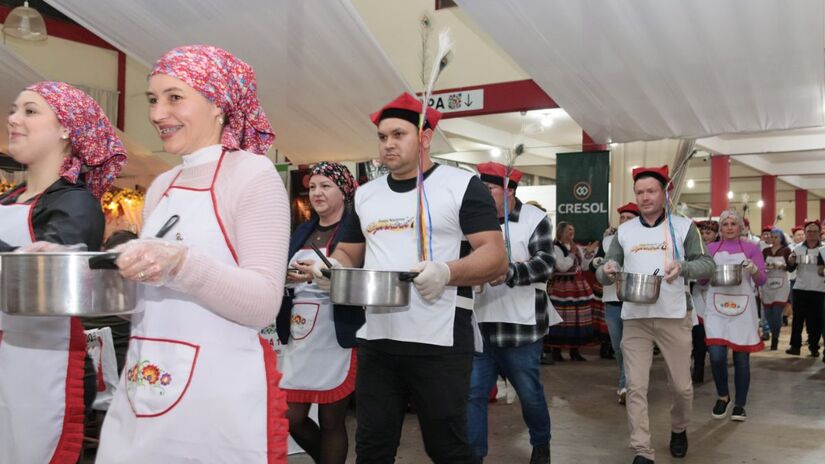 Moradores desfilam com panelas tradicionais no ritual que marca o início da cerimônia gastronômica/ Reprodução Facebook/Prefeitura Municipal de Áurea