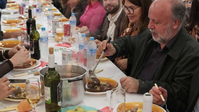 Participantes servem a czarnina, prato emblemático mantido há gerações no município/ Reprodução Facebook/Prefeitura Municipal de Áurea