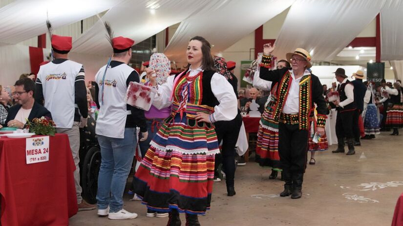 Trajes típicos e apresentações folclóricas reforçam o vínculo cultural preservado na cidade/ Reprodução Facebook/Prefeitura Municipal de Áurea