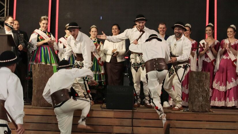 Dançarinos exibem coreografias tradicionais, um dos destaques da programação festiva/ Reprodução Facebook/Prefeitura Municipal de Áurea