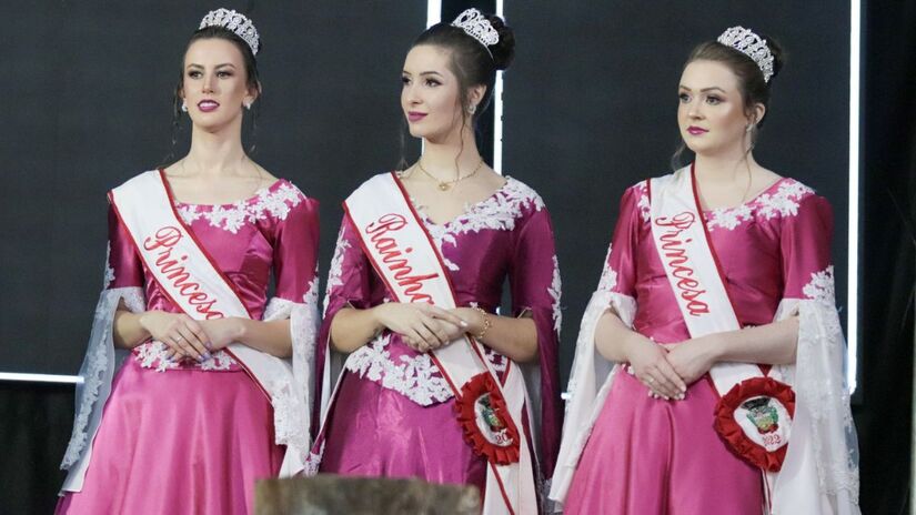 Corte da festa representa a imigração polonesa e participa das celebrações oficiais/ Reprodução Facebook/Prefeitura Municipal de Áurea