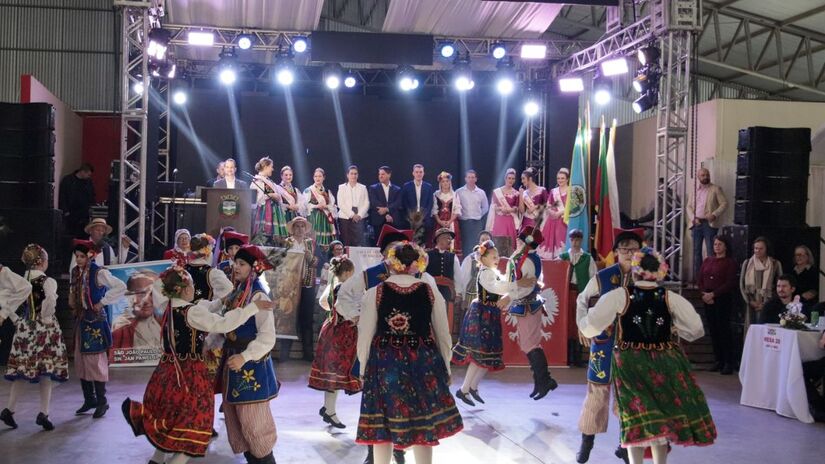 Grupos folclóricos de várias idades se apresentam durante a festa que movimenta a cidade/ Reprodução Facebook/Prefeitura Municipal de Áurea