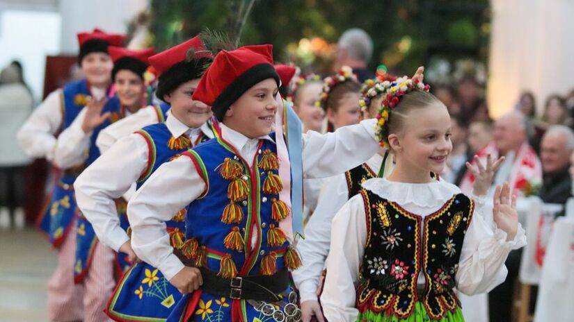 Crianças também participam das danças típicas, reforçando a transmissão das tradições às novas gerações/ Reprodução Facebook/Prefeitura Municipal de Áurea