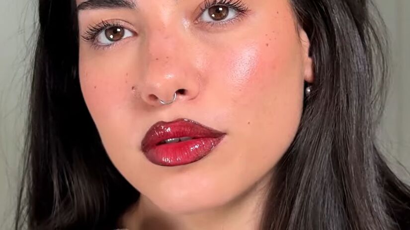 O contorno escuro combinado com batom claro recria o visual icônico dos anos 90, agora repaginado/ Reprodução Youtube/raquel
