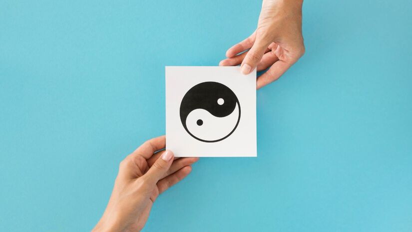 O yin-yang representa o equilíbrio que o beija-flor traz ao entrar em um lar, unindo movimento leve e harmonia energética/ Freepik