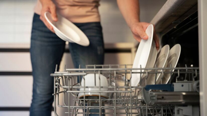 Manter o filtro limpo garante uma máquina mais eficiente e pratos realmente brilhantes ao longo do ano/ Freepik